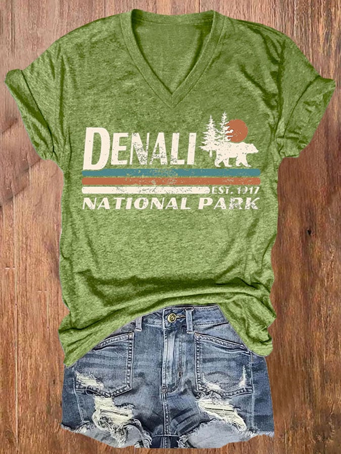 V-neck Retro Denali National Park Alaska Bear Est 1917 Print T-Shirt